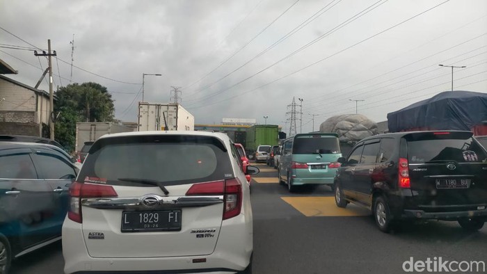 Seorang pengendara, Ahmad, melaporkan adanya antrean menuju gerbang Tol Dupak 3 Surabaya. Sebab, ada sejumlah pengendara yang saldo e-tolnya tidak mencukupi.