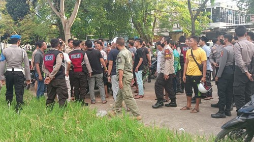 Aparat kepolisian saat meredam kemarahan suporter saat menyusul aksi ricuh saat turnamen Harum Cup 2022