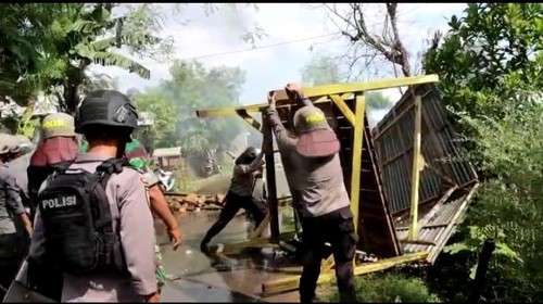 Aparat kepolisian-TNI membuka akses jalan yang diblokir di Bima, NTB