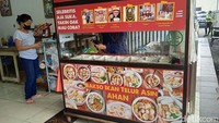Pilihan baksonya begitu beragam. Salah satunya ada bakso isi telur asin yang unik, sup ikan hingga yamie yang gurih dan sedikit asam. Semuanya patut dicoba. Foto: detikcom/Diah Afrilian