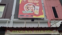 Berbeda dengan bakso Wonogiri yang paling terkenal, di Pontianak ada bakso berisi telur asin yang punya cita rasa unik. Jika ingin mencobanya, gerai Bakso Ahan di kawasan Pasar 8, Alam Sutera, menjadi tempat yang bisa kamu sambangi. Foto: detikcom/Diah Afrilian