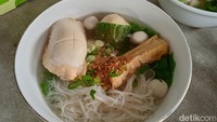 Seporsi paket bakso lengkapnya begitu padat isian. Mulai dari bakso tahu, cakien, bakso kecil, bakso isi telur asin yang cukup mengenyangkan. Foto: detikcom/Diah Afrilian