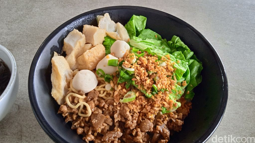Gurih Nikmat! Bakso Ikan Isi Telur Asin Ada di Pasar 8 Alsut
