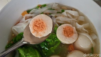 Nikmatnya Bakso Isi Telur Asin di Pasar 8 Alam Sutera