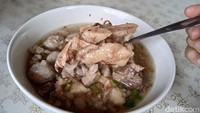 Penentuan harganya juga diungkapkan hanya berdasar harga yang disarankan suaminya saja. Suami dari Nyai Sumiati yang kesehariannya merupakan pedagang daging sapi dan bersangkutan langsung dengan rumah potong membuatnya cukup mengerti harga pasaran daging terkini. Foto: detikcom/Diah Afrilian