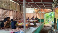 Memanfaatkan halaman rumah saudaranya, Nyai Sumiati menyajikan area makan bakso yang begitu asri. Ada meja-meja yang sengaja diletakkan di bawah pohon hingga area lesehan yang tepat di teras rumah. Foto: detikcom/Diah Afrilian