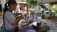 Pemiliknya, Nyai Sumiati, mengaku sempat terkejut setelah baksonya viral. Ada bakso iga hingga tulang sumsum yang sangat besar dibanderol dengan harga murah meriah. Foto: detikcom/Diah Afrilian