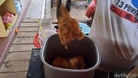 Menu andalan di warug bakso yang berada di Jalan Roda Hias, Serpong, ini adalah bakso dengan tulang sumsum. Tetapi jika ingin mencicpinya kamu harus memesan setidaknya tiga hari sebelum datang. Foto: detikcom/Diah Afrilian