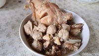 Bisa aja langsung datang (kalau ingin makan) tapi kalau mau sumsum itu harus pesan dulu. Paling tiga hari sebelumnya, soalnya cukup susah cari sumsumnya. Maksimal pesanan sumsum itu 30 porsi lah, nggak bisa lebih. Susah carinya, kata Nyai Sumiati. Foto: detikcom/Diah Afrilian