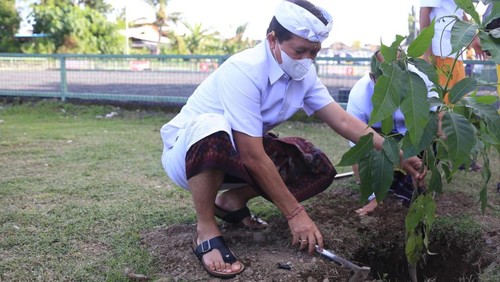 Bupati Klungkung, Nyoman Suwirta menanam pohon saat tumpek wariga di GOR Swecapura