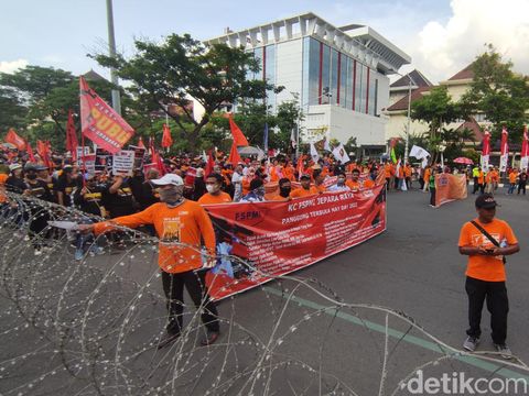 Buruh dari berbagai daerah di Jawa Tengah menggelar aksi di depan kantor Gubernur Jawa Tengah di Jalan Pahlawan Semarang, Sabtu (14/5/2022).