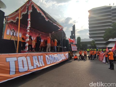 Buruh dari berbagai daerah di Jawa Tengah menggelar aksi di depan kantor Gubernur Jawa Tengah di Jalan Pahlawan Semarang, Sabtu (14/5/2022).