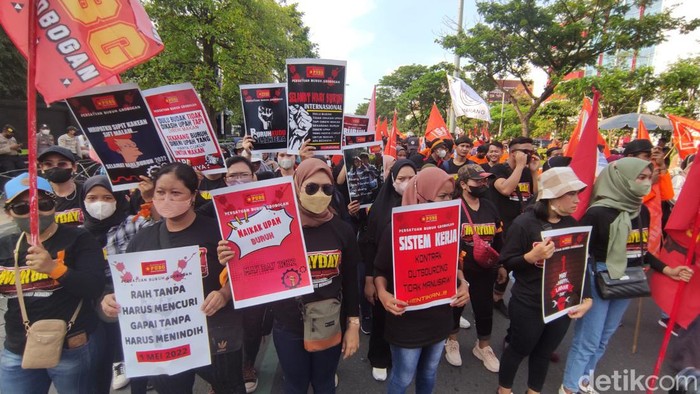 Buruh dari berbagai daerah di Jawa Tengah menggelar aksi di depan kantor Gubernur Jawa Tengah di Jalan Pahlawan Semarang, Sabtu (14/5/2022).