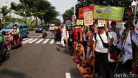Massa buruh yang tergabung dalam aksi May Day Fiesta mulai berdatangan di Jalan Gerbang Pemuda, Jakarta.