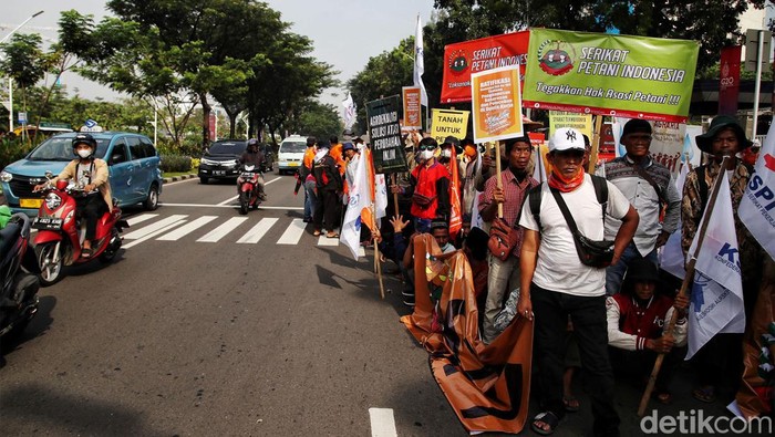 Buruh Mulai Berdatangan ke GBK untuk May Day Fiesta Ratusan buruh bersiapa melakukan aksi di kawasan GBK dan DPR, Jakarta Selatan, Sabtu (14/5/). Hari ini buruh se Jabodetabek akan melakukan aksi May Day Fiesta 2022 di kawasan GBK dan DPR. Terlihat buruh mulai berdatangan menggunakan bus dan kendaraan pribadi.