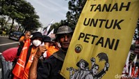 Massa aksi tampak telah memenuhi satu ruas jalan dan bersiap melakukan long march menuju DPR.