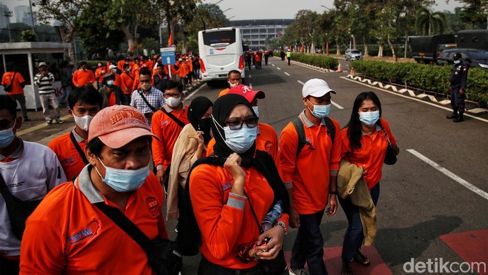 Ratusan buruh bersiapa melakukan aksi di kawasan GBK dan DPR, Jakarta Selatan, Sabtu (14/5/). Hari ini buruh se Jabodetabek akan melakukan aksi May Day Fiesta 2022 di kawasan GBK dan DPR. Terlihat  buruh mulai  berdatangan menggunakan bus dan kendaraan pribadi.