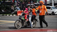 Buruh berdatangan menggunakan bus dan kendaraan pribadi.