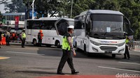 Sejumlah petugas kepolisian mengatur lalu lintas dan mengamankan jalannya aksi.