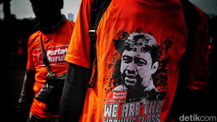Buruh Mulai Berdatangan ke GBK untuk May Day Fiesta Ratusan buruh bersiapa melakukan aksi di kawasan GBK dan DPR, Jakarta Selatan, Sabtu (14/5/). Hari ini buruh se Jabodetabek akan melakukan aksi May Day Fiesta 2022 di kawasan GBK dan DPR. Terlihat buruh mulai berdatangan menggunakan bus dan kendaraan pribadi.