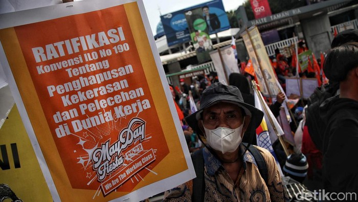 Buruh Mulai Berdatangan ke GBK untuk May Day Fiesta Ratusan buruh bersiapa melakukan aksi di kawasan GBK dan DPR, Jakarta Selatan, Sabtu (14/5/). Hari ini buruh se Jabodetabek akan melakukan aksi May Day Fiesta 2022 di kawasan GBK dan DPR. Terlihat buruh mulai berdatangan menggunakan bus dan kendaraan pribadi.