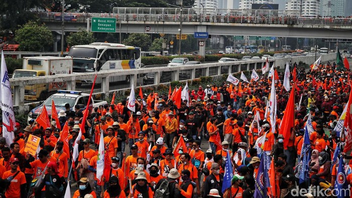 Buruh Tuntut Turunkan Harga Migor hingga Tolak Upah Murah Buruh merayakan May Day Fiesta dengan menggelar aksi di Gedung DPR. Mereka meminta harga bahan pokok diturunkan hingga menolak upah murah.
