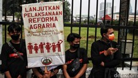 Salah satu tuntutan buruh adalah menolak Omnibus Law UU Cipta kerja. Lalu, tuntutan menurunkan harga bahan pokok seperti minyak goreng daging, tepung, telur, dan lain-lain.