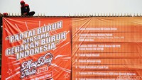 Spanduk besar bertuliskan tuntutan dipasang di pagar Gedung DPR.