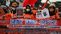 Buruh melakukan aksi di depan Gedung DPR, Jakarta Selatan, Sabtu (14/5/2022).