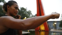 Ketertarikannya di dunia ini sudah ada sejak dirinya duduk dibangku kelas 3 SD, Kala itu ia melihat teman-teman cowoknya ikut berlatih tinju. Ditambah lagi sasana tinju yang tidak jauh dari kediaman orangtuanya saat tinggal di Maluku Utara.