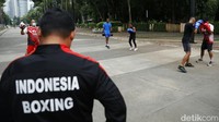 Dia dan kawan-kawannya berlatih di HS Boxing, sebuah sasana tinju yang awalnya berdiri di atas rumput liar dan di bawah pohon mangga yang tidak pernah berbuah dan di depan sebuah villa, yaitu Villa HS Boxing.