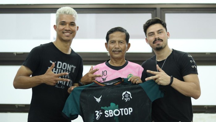 Djadjang Nurdjaman bersama Renan Sgaria dan Gustavo Tocantins.