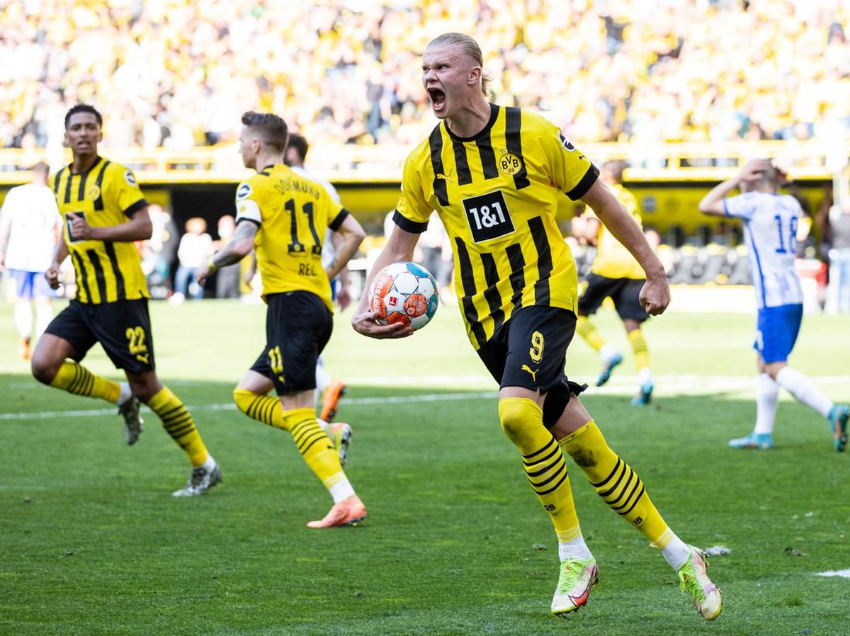 Erling Haaland merayakan gol terakhirnya untuk Borussia Dortmund di Bundesliga, saat melawan Hertha Berlin, Sabtu (14/5/2022). (Foto: Boris Streubel/Getty Images)