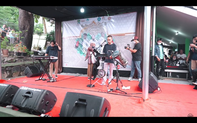 Begitu tiba di atas panggung, Nissa Sabyan langsung melepas hoodie hitam yang dikenakannya. Warga kampung pun riuh saat dirinya menyapa para hadirin. Foto: dok. YouTube SABYAN