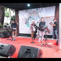 Begitu tiba di atas panggung, Nissa Sabyan langsung melepas hoodie hitam yang dikenakannya. Warga kampung pun riuh saat dirinya menyapa para hadirin. Foto: dok. YouTube SABYAN