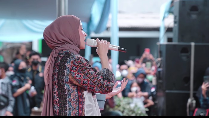 Gaya Nissa Sabyan Manggung di Hajatan Kampung