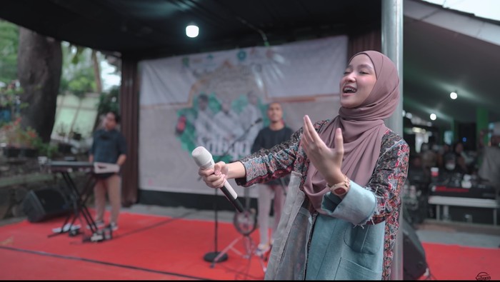 Gaya Nissa Sabyan Manggung di Hajatan Kampung