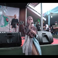 Warga kampung ikut bernyanyi bersama Nissa Sabyan saat menyanyikan lagu Aisyah Istri Rasulullah. Dia semakin dekat dengan penonton saat duduk di pinggir panggung. Foto: dok. YouTube SABYAN
