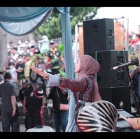 Baru-baru ini, Nissa Sabyan manggung di acara hajatan kampung bersama rekan personelnya Kamal, dan Ayus yang terseret skandal perselingkuhan dengannya. Penyanyi 22 tahun itu diduga menjadi orang ketiga dalam rumah tangga Ayus dan istrinya. Meskipun sempat vakum, SABYAN terlihat manggung di Jaticempaka, Pondok Gede, Bekasi. Foto: dok. YouTube SABYAN