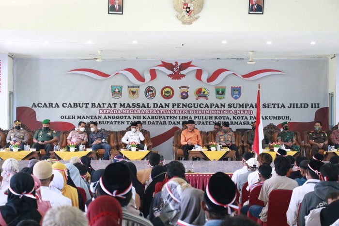 Gubernur Sumbar Mahyeldi menyaksikan 225 mantan anggota Negara Islam Indonesia (NII) Sumatera Barat mencabut baiat massal dan berjanji sumpah setia kepada Negara Kesatuan Republik Indonesia (NKRI).