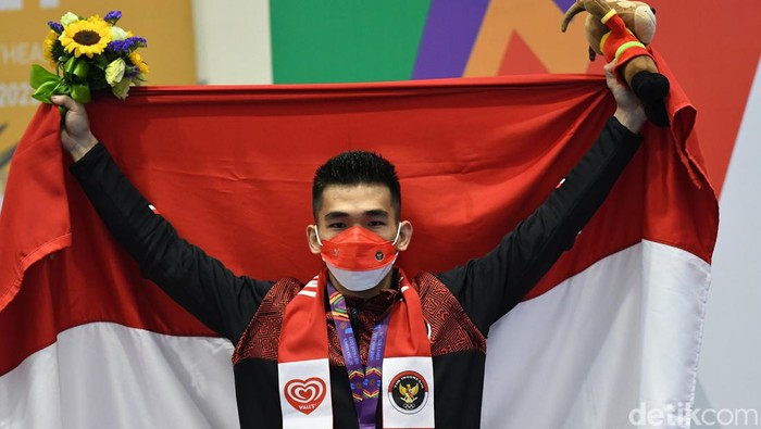 Harris Horatius Raih Medali Perak SEA Games Pewushu Indonesia Harris Horatius beraksi pada final nomor taolu nan quan putra wushu SEA Games 2021 Vietnam di Cau Giay Gymnasium, Hanoi, Vietnam, Sabtu (14/5/2022). Harris berada di posisi kedua dengan poin 9,7 sekaligus memastikan diri meraih medali perak dalam nomor pertandingan tersebut. ANTARA FOTO/Aditya Pradana Putra/rwa.