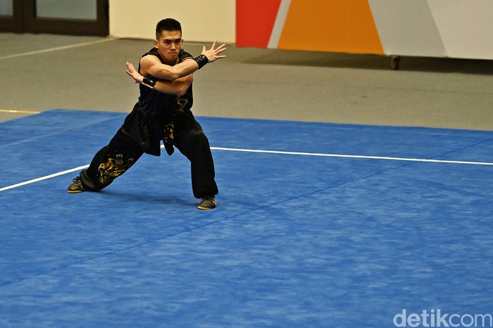 Pewushu Indonesia Harris Horatius beraksi pada final nomor taolu nan quan putra wushu SEA Games 2021 Vietnam di Cau Giay Gymnasium, Hanoi, Vietnam, Sabtu (14/5/2022). Harris berada di posisi kedua dengan poin 9,7 sekaligus memastikan diri meraih medali perak dalam nomor pertandingan tersebut. ANTARA FOTO/Aditya Pradana Putra/rwa.