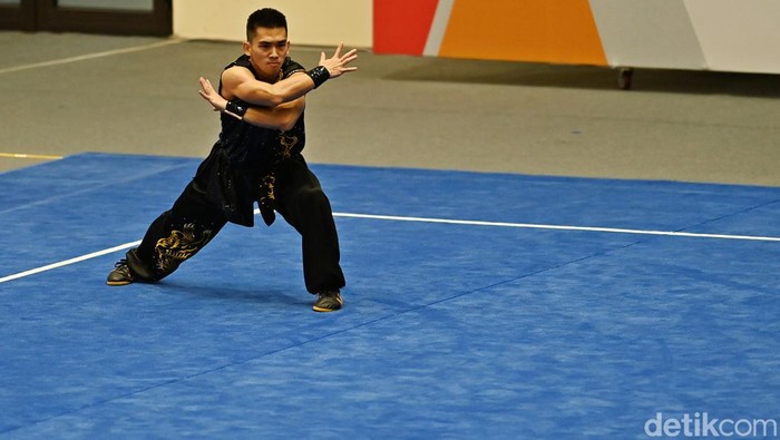 Pewushu Indonesia Harris Horatius beraksi pada final nomor taolu nan quan putra wushu SEA Games 2021 Vietnam di Cau Giay Gymnasium, Hanoi, Vietnam, Sabtu (14/5/2022). Harris berada di posisi kedua dengan poin 9,7 sekaligus memastikan diri meraih medali perak dalam nomor pertandingan tersebut. ANTARA FOTO/Aditya Pradana Putra/rwa.