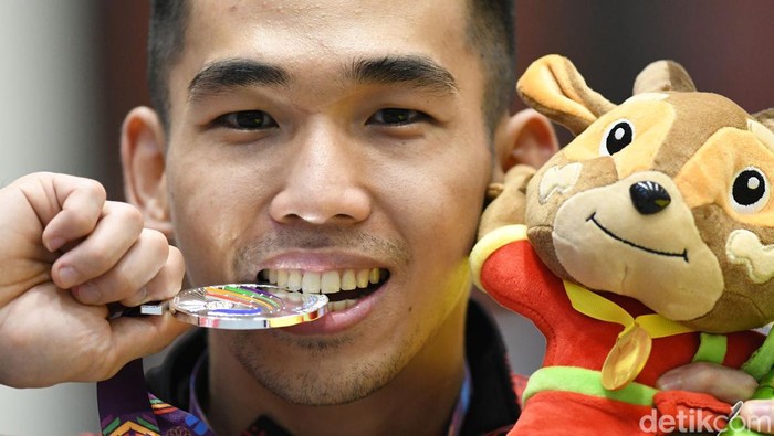 Harris Horatius Raih Medali Perak SEA Games Pewushu Indonesia Harris Horatius beraksi pada final nomor taolu nan quan putra wushu SEA Games 2021 Vietnam di Cau Giay Gymnasium, Hanoi, Vietnam, Sabtu (14/5/2022). Harris berada di posisi kedua dengan poin 9,7 sekaligus memastikan diri meraih medali perak dalam nomor pertandingan tersebut. ANTARA FOTO/Aditya Pradana Putra/rwa.