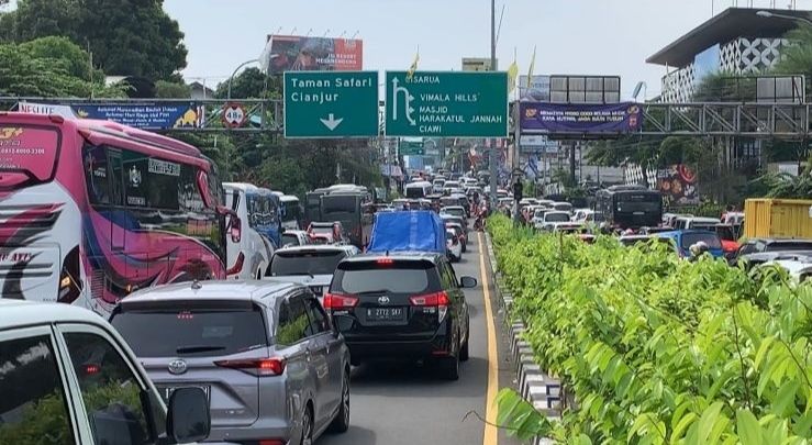 Jalur Puncak Bogor macet pagi ini