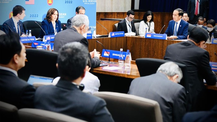 Jokowi Dorong Kemitraan ASEAN-AS Tangani Perubahan Iklim Presiden Joko Widodo (Jokowi) menhadiri pertemuan para pemimpin negara ASEAN dengan Wakil Presiden AS Kamala Harris di Departemen Luar Negeri AS, Washington. Jokowi angkat bicara mengenai perubahan iklim.