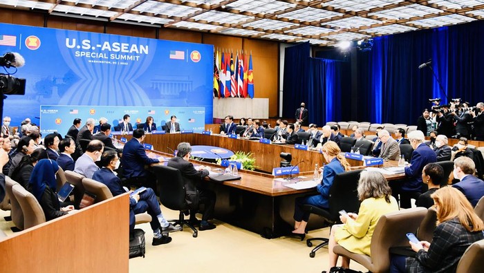 Jokowi Dorong Kemitraan ASEAN-AS Tangani Perubahan Iklim Presiden Joko Widodo (Jokowi) menhadiri pertemuan para pemimpin negara ASEAN dengan Wakil Presiden AS Kamala Harris di Departemen Luar Negeri AS, Washington. Jokowi angkat bicara mengenai perubahan iklim.