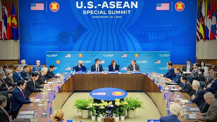 Jokowi Dorong Kemitraan ASEAN-AS Tangani Perubahan Iklim Presiden Joko Widodo (Jokowi) menhadiri pertemuan para pemimpin negara ASEAN dengan Wakil Presiden AS Kamala Harris di Departemen Luar Negeri AS, Washington. Jokowi angkat bicara mengenai perubahan iklim.