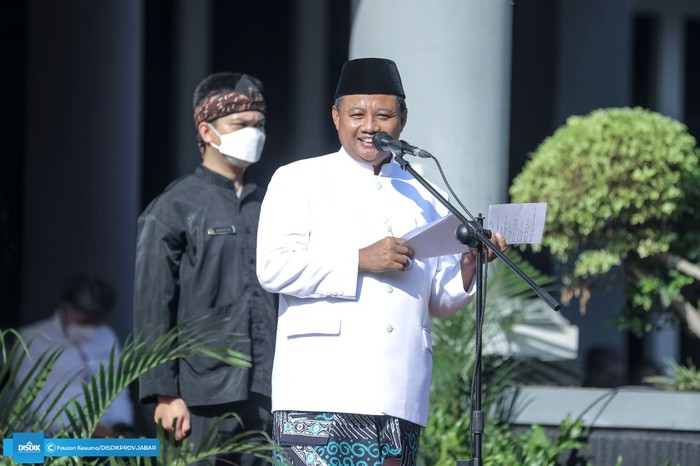 Kadisdik Jabar, Dedi Supandi saat mengikuti Upacara Peringatan Hardiknas di Lapangan Kantor Disdik Jabar, Jumat (13/5/2022).
