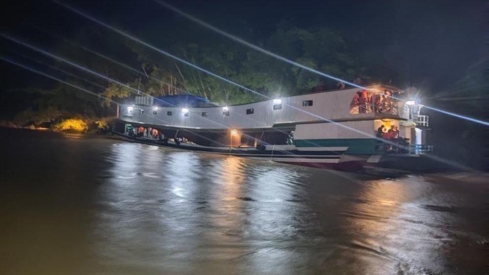 Kapal penumpang Nur Budi C2 saat hampir karam usai menabrak kapal ponton
